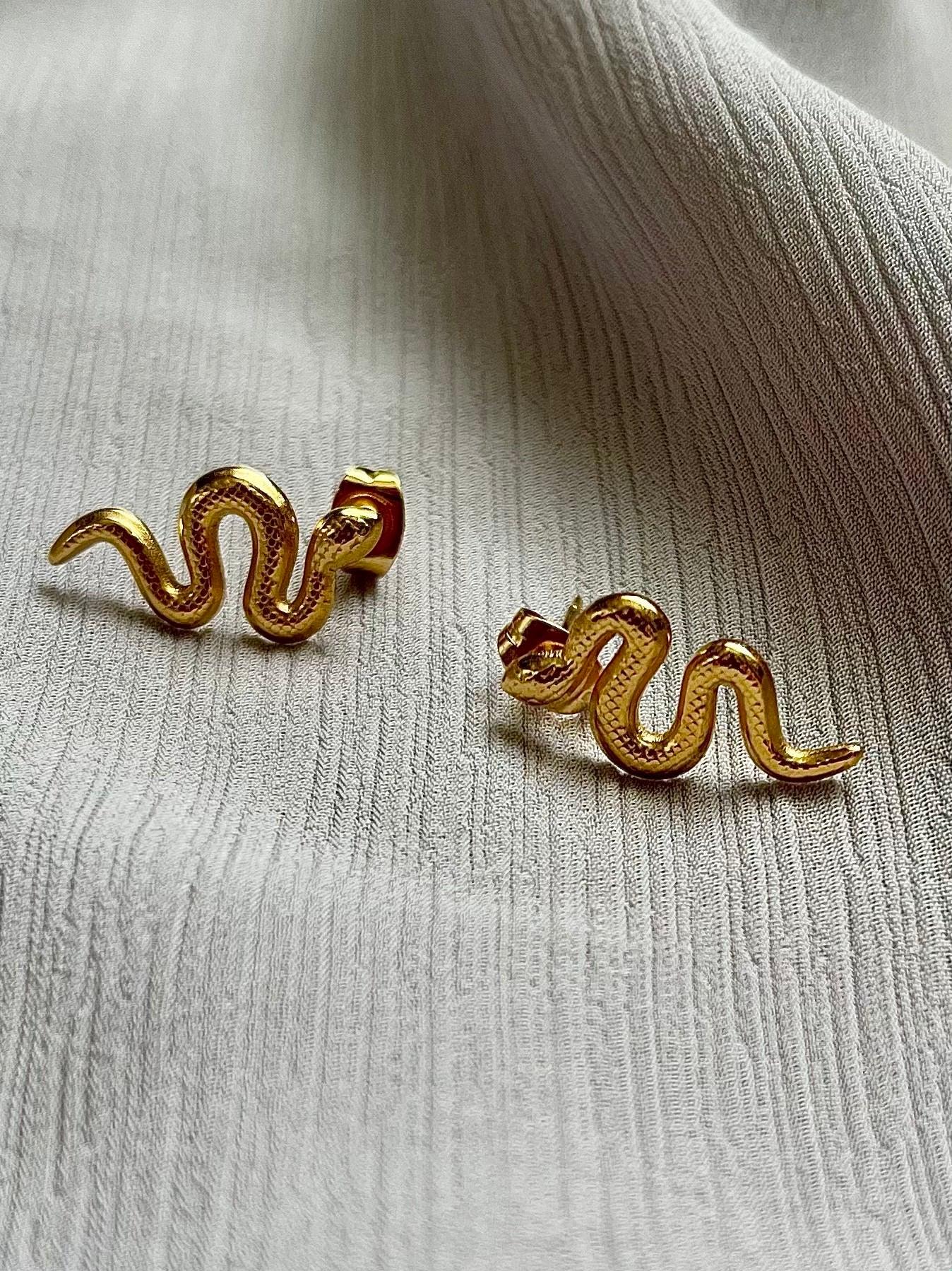 18k gold tiny small medusa snake reptile shape stud fashion jewelry earrings - Roulette Safari