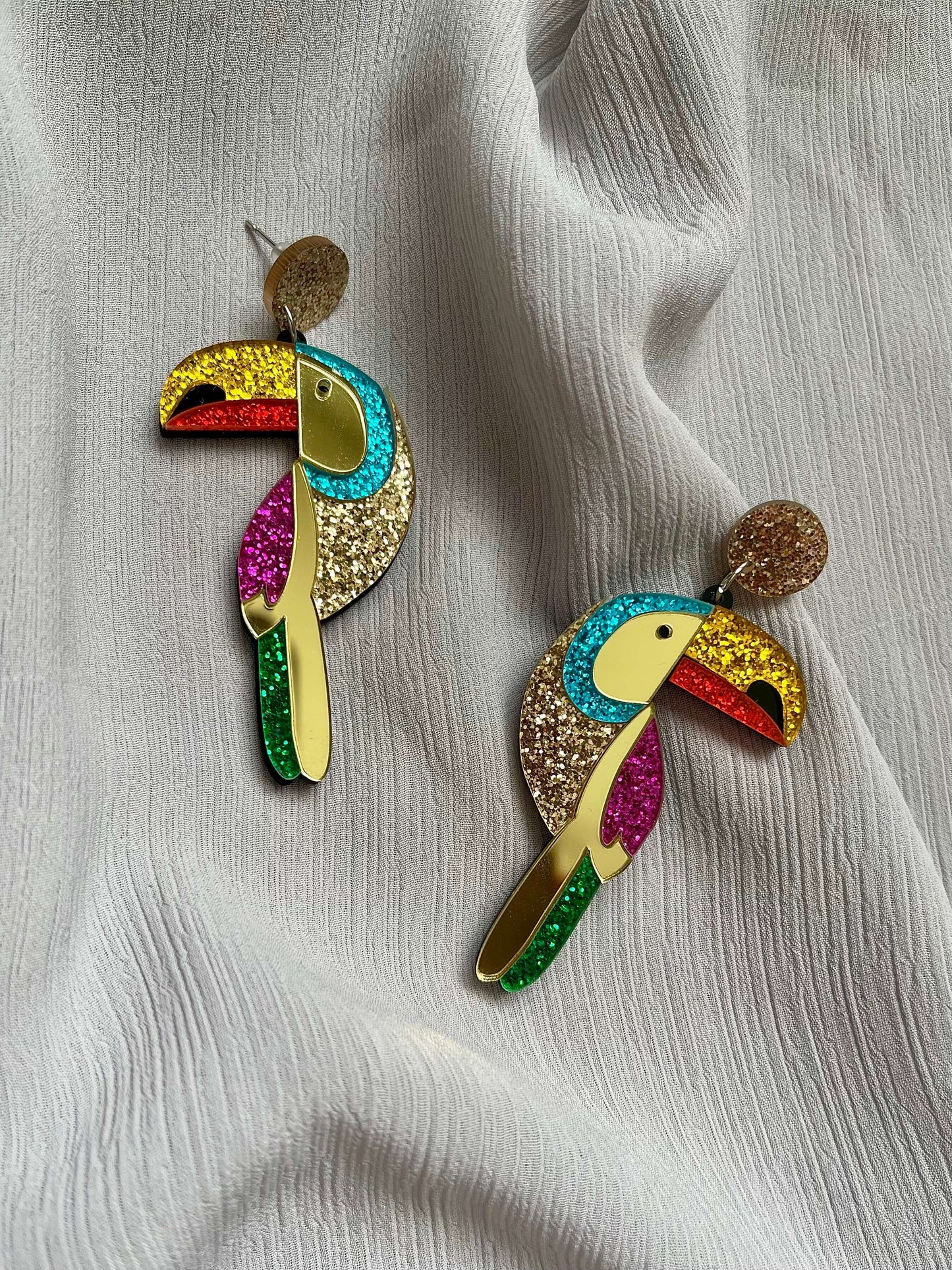 Acrylic glitter gold green pink turquoise red yellow tropical toucan parrot shape dangle drop fashion jewelry earrings - Roulette Safari