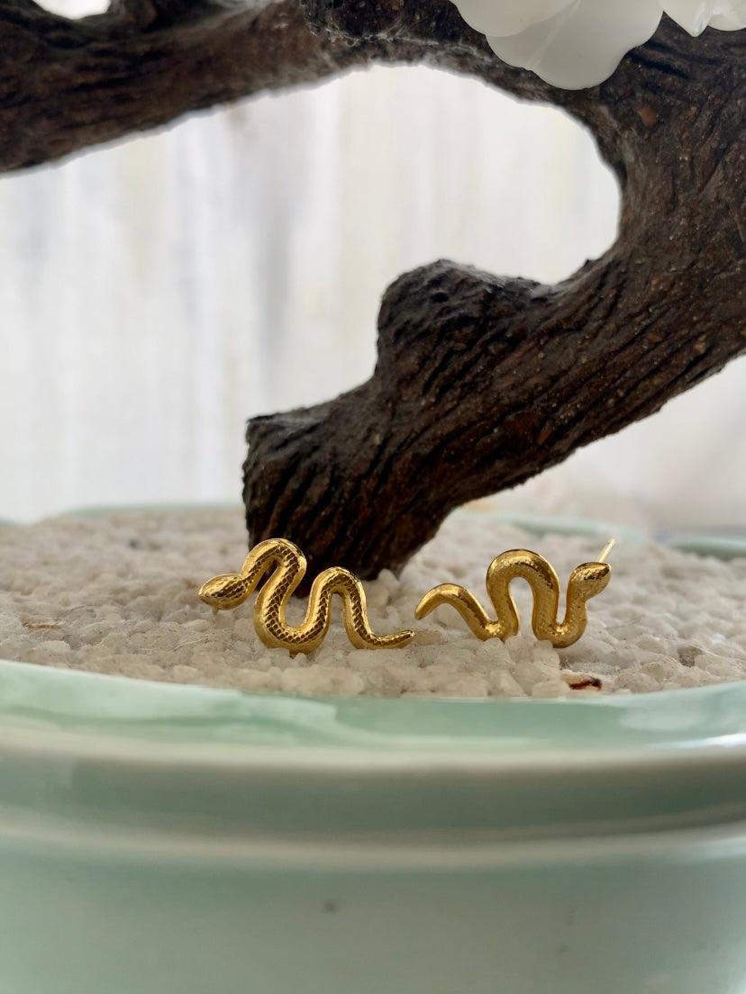  18k gold tiny small medusa snake reptile shape stud fashion jewelry earrings - Roulette Safari