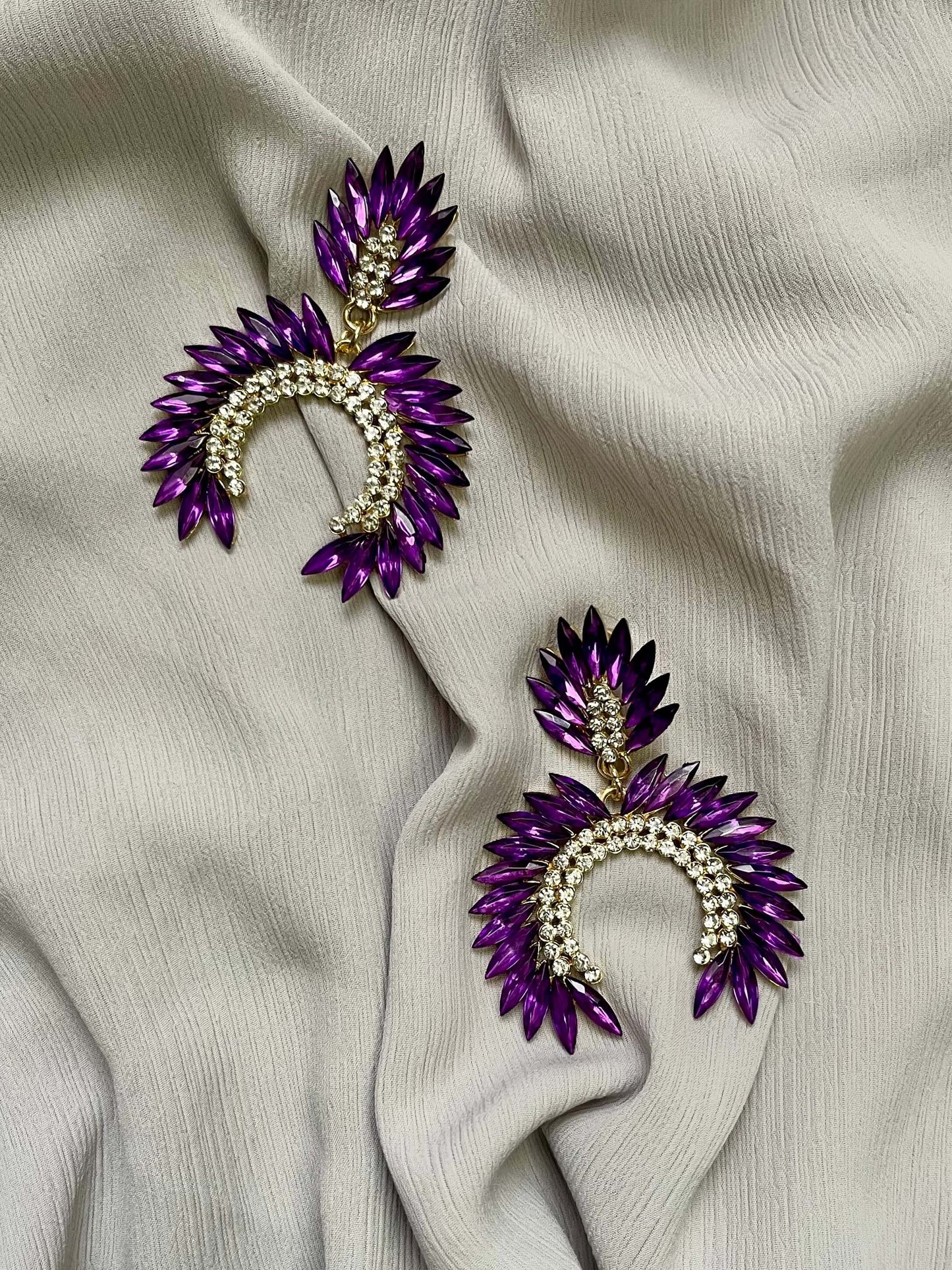 Purple violet fancy geometric peacock feather shape dangle drop fashion jewelry earrings with rhinestones - Roulette Safari